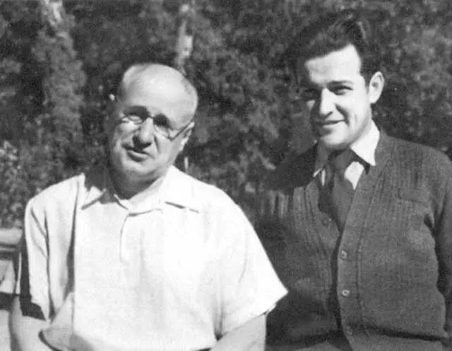 Андрей Николаевич с сыном Алексеем 1948 г На даче Начало 1950х гг А - фото 48