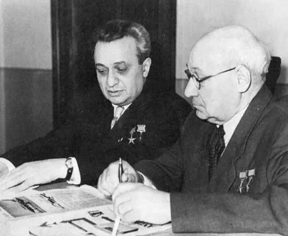 А И Микоян и А Н Туполев 1962 г Андрей Николаевич с отпрыском Катауси - фото 58