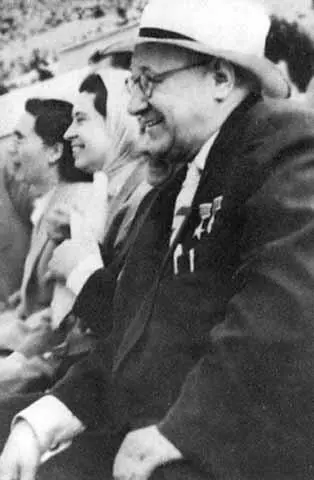 Андрей Николаевич с дочерью Юлией на футбольном матче 1960е гг Андрей - фото 60