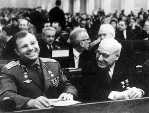 Ю А Гагарин и А Н Туполев на сессии Верховного Совета СССР 1967 г С В - фото 64