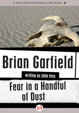 Brian Garfield Fear in a Handful of Dust обложка книги