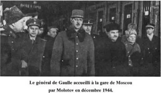 De Gaulle découvre la grise immensité russe les foules figées silencieuses - фото 41