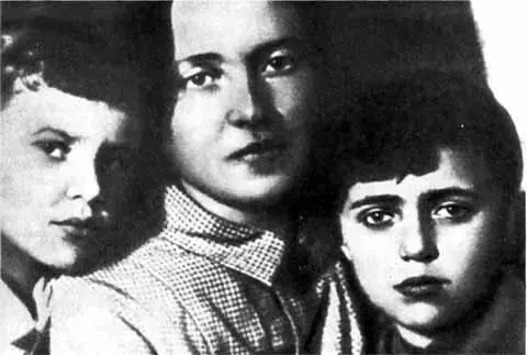 Сыновья Антонио Грамши Делио справа и Джулиано слева с матерью - фото 20