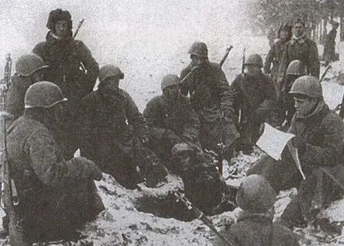 Читка свежих газет в перерыве между боями Западный фронт зима 194142 г - фото 9