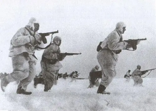 Советские бойцы в атаке Западный фронт зима 194142 г Партизаны получают - фото 10