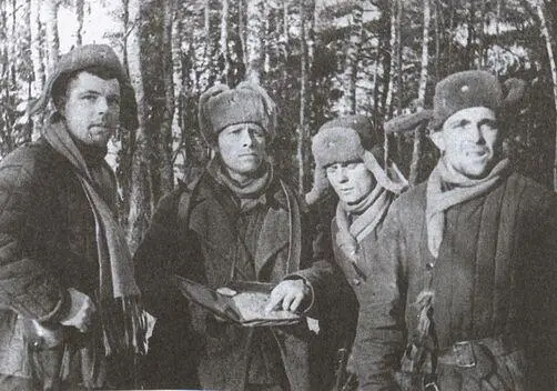 Партизаны на рекогносцировке местности Подмосковье 1941 г Оборона - фото 16