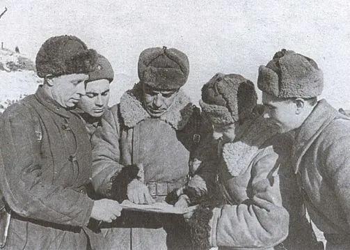Артиллеристы отрабатывают боевой приказ Западный фронт зима 194142 г - фото 22