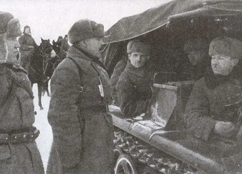 Командир 160го кавалерийского полка майор А В Князев докладывает комкору - фото 24