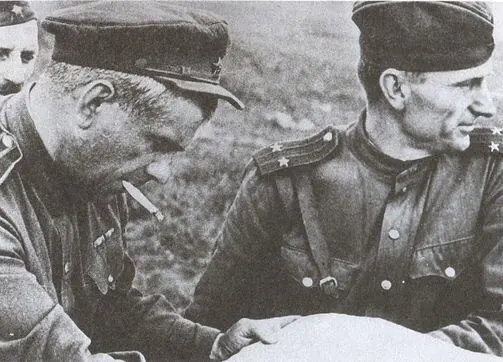 Член Военного совета 49й армии Г Брант слева Бойцы и командование 194й - фото 26