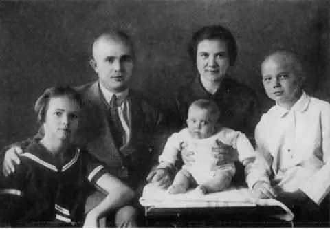Никита Сергеевич и Нина Петровна с детьми Юлией Радой Леонидом Киев 1929 г - фото 13