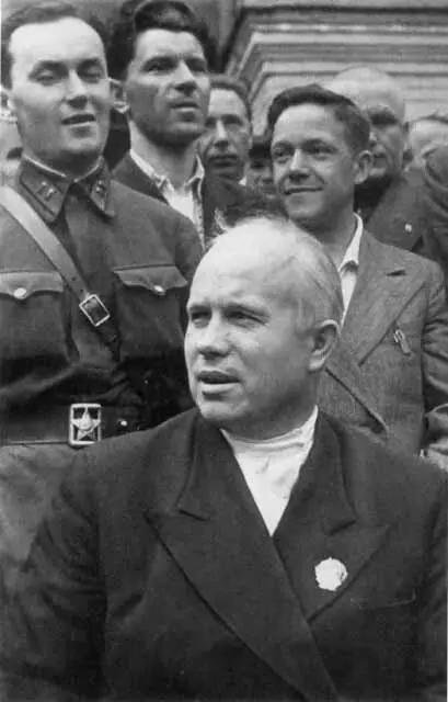 Первый секретарь горкома Н С Хрущев в частях Московского гарнизона 1936 г - фото 17
