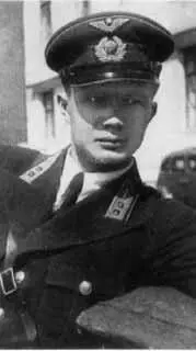 Леонид Хрущев Москва 1940 г Леонид Хрущев справа и Рубен Ибаррури - фото 23