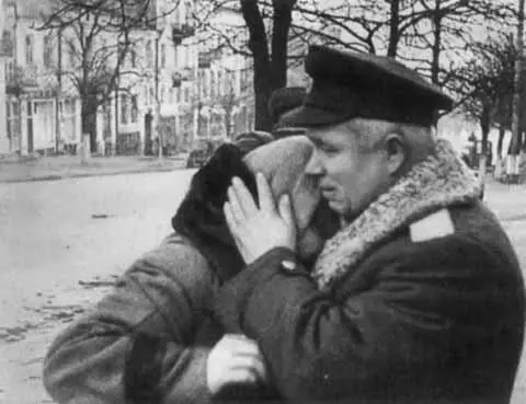 В освобожденном Киеве 6 ноября 1943 г Н С Хрущев и заместитель - фото 29