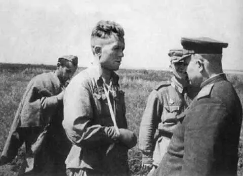 С ранеными бойцами на Воронежском фронте 3 августа 1943 г 7 ноября 1943 - фото 37