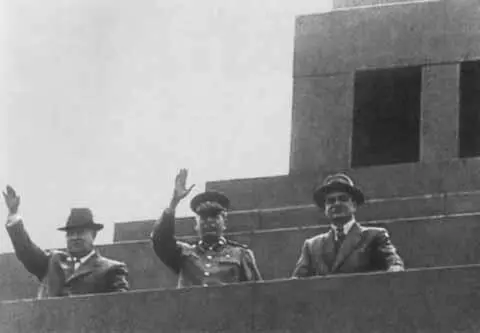 H С Хрущев И В Сталин и В М Молотов на трибуне Мавзолея 1952 г Л П - фото 42