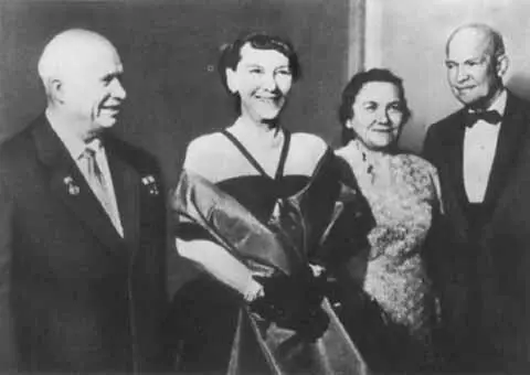 H С Хрушев M Эйзенхауэр H П Хрущева и Д Эйзенхауэр С фермером из - фото 53