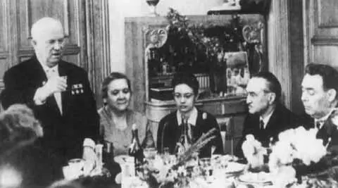 В день семидесятилетия Слева от Хрущева Нина Петровна Елена Микоян и - фото 84