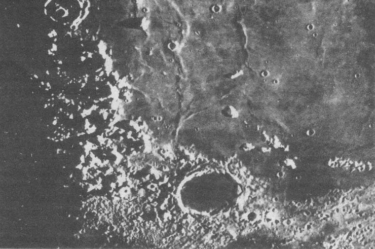 Рис 81 На фотографии заметны часть Моря Дождей Альпы и темное дно кратера - фото 26