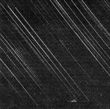 Рис 57 На фотографии западного участка неба полученной при длительной - фото 63