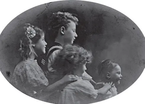 Мама Кристиан Эрик и Клер 1910 г Если верить Кристиан а не верить ей у - фото 34
