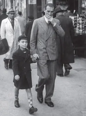 С папой в Париже 1939 г Прошло несколько дней Я вышел из школы после - фото 38