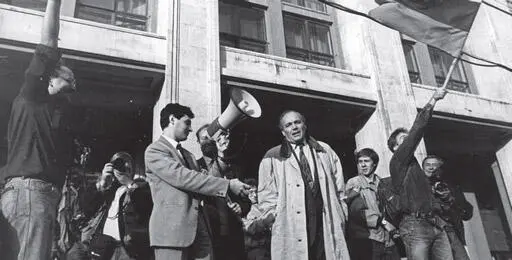 22 августа 1991 г Я выступаю перед гостиницей Москва после провалившегося - фото 181