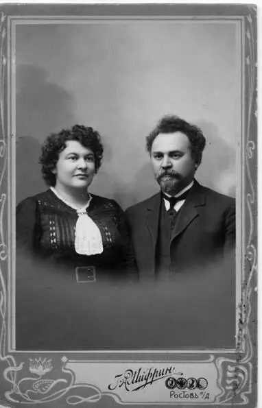 Бабушка и дед 1906 г РостовДон Борис посмотрев на револьвер удивлённо - фото 2