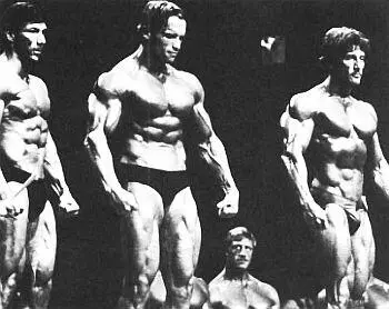 Позирование с Бойером Коуи Фрэнком Зейномна конкурсе Мистер Олимпия 1980 г - фото 38