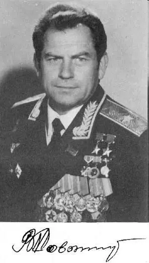 С одноклассниками в день окончания средней школы первый слева во втором ряду - фото 1
