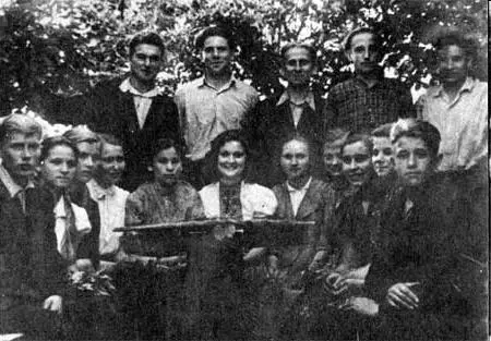 С одноклассниками в день окончания средней школы первый слева во втором ряду - фото 2