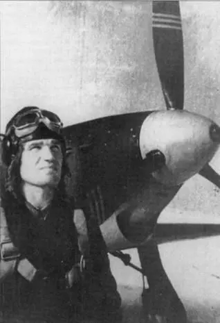 Н Козлов у своего Як16 ноябрь 1942 г Командир 3 АЭ 910 иап он Н Козлов - фото 31