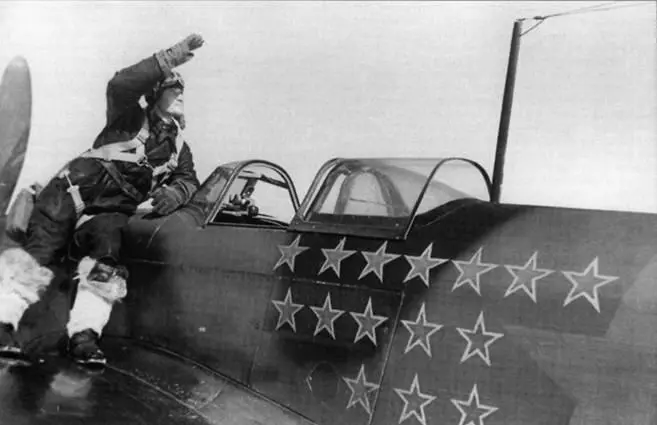 Командир 3 АЭ 910 иап он Н Козлов у своего Як1б Борисоглебск февраль 1943 - фото 32