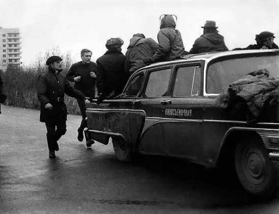 Данелия показывает Народу тьма А в кадре я один Вокзал для двоих - фото 80