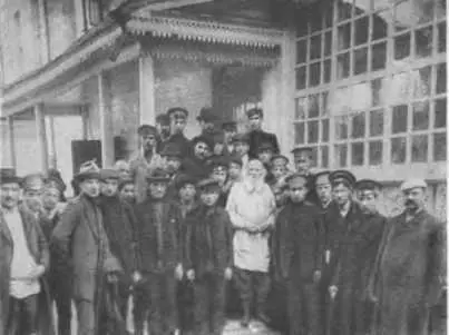 Л Н Толстой среди учеников Тилевских вечерних курсов для рабочих Ясная - фото 77
