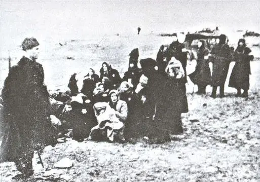 15 декабря 1941 г Шкедские дюны близ Лиепаи Латышский полицейский охраняет - фото 28