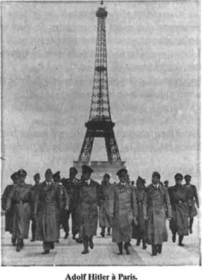Hitler fait une halte à lArc de triomphe aux Invalides où il sarrête un - фото 34