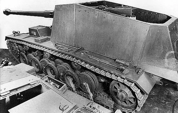 PanzerSelbstfahrlafette V в сборочном цеху Главной особенностью указанного - фото 3