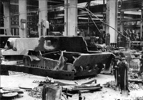Сборочный цех завода Нибелунгенверке после бомбежки 16 октября 1944 года - фото 16