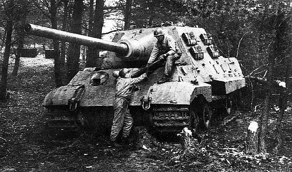 Американские солдаты выгружают из захваченного Ягдтигра шасси 305004 - фото 38