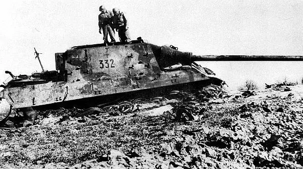 Американские солдаты осматривают Ягдтигр из 3й роты 512го тяжелого - фото 47