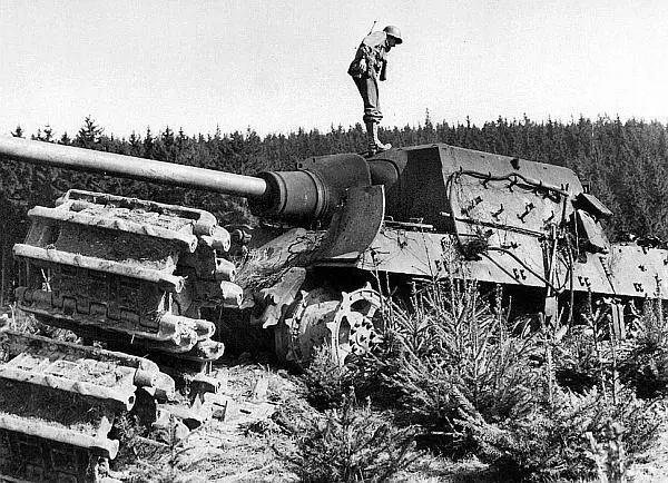 Один из последних ягдтигров выпущенных в марте 1945 года Судя по всему эта - фото 48
