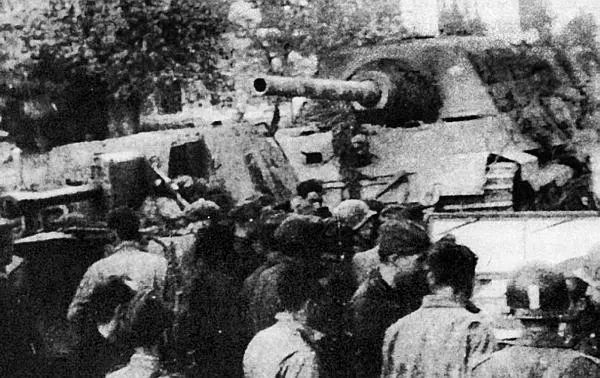 Встреча советских и американских солдат в мае 1945 года За СУ76М стоит - фото 52