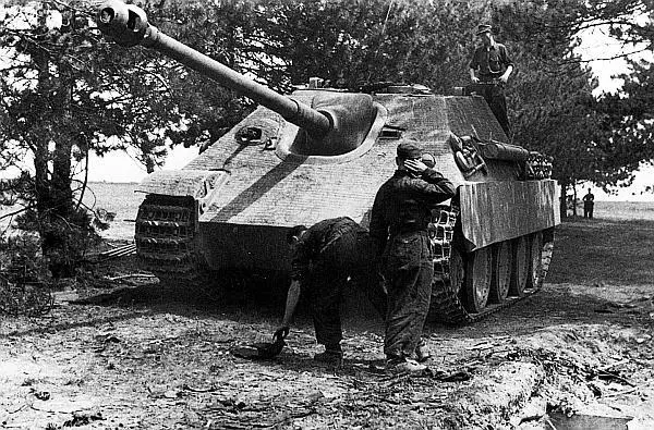 Ягдпантера с 88мм пушкой имеющей составной ствол Франция 1944 год - фото 71