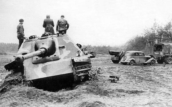 Ягдпантера позднего выпуска подбитая на подступах к Кенигсбергу Весна 1945 - фото 90