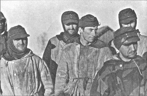 Немецкие солдаты взятые в плен под Витебском По обмундированию видно что - фото 35