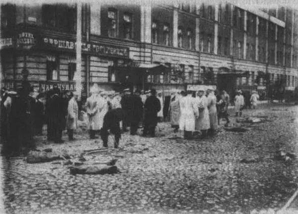 Чины полиции на месте гибели министра внутренних дел Плеве Полицейский у - фото 37