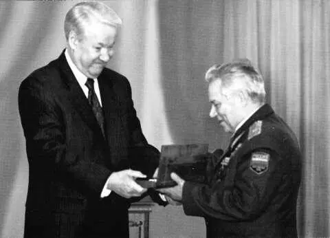 Подарок от Б Н Ельцина почетное именное оружие Москва Кремль 1997 г - фото 39