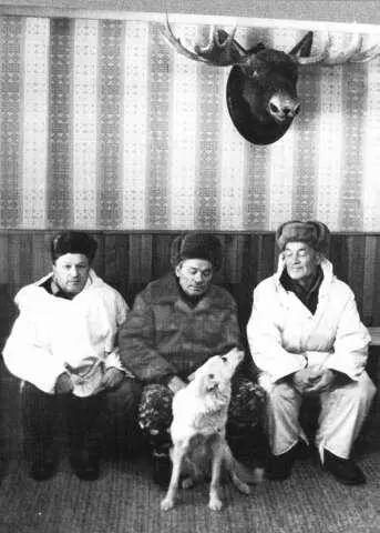 На охоте с друзьями 1970е гг Закладка гильзы с обращением к потомкам на - фото 52