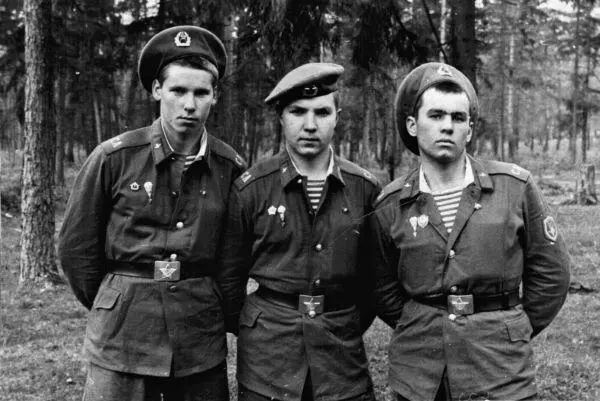 ВИ Потапов в центре со своими боевыми товарищами Я пролежал в госпитале - фото 9