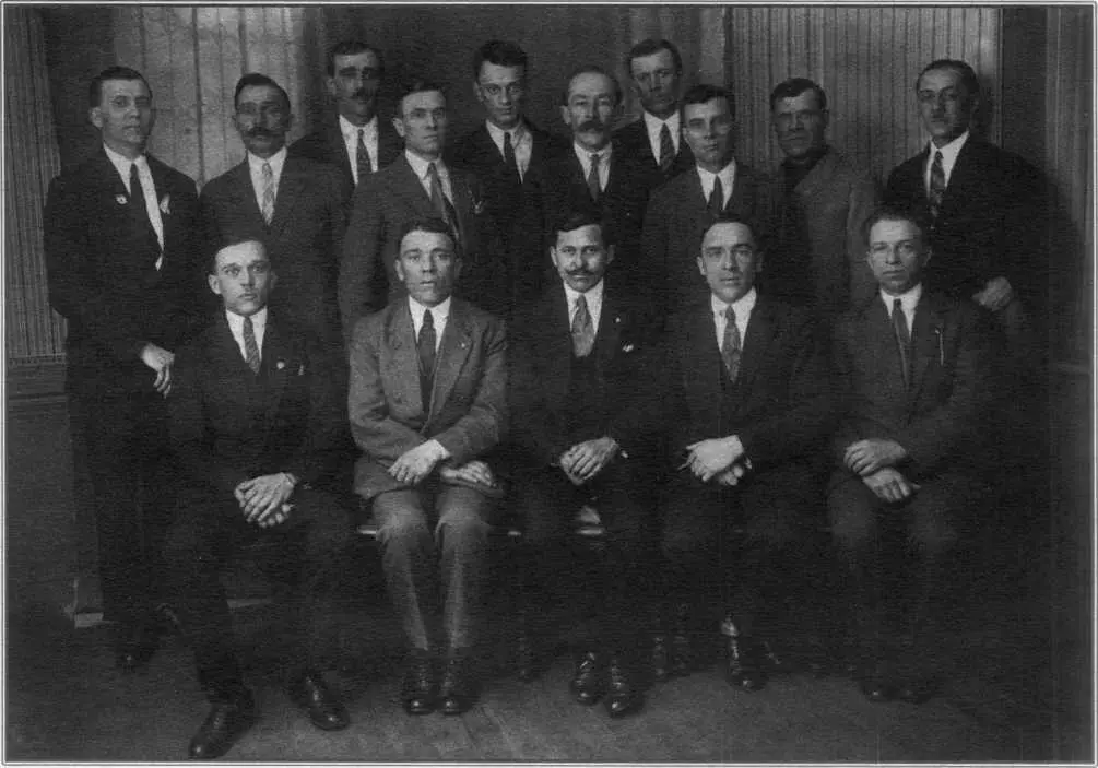 Члени обєднання вояків Армії УНР у м Омекур Франція 1929 рік Сидять - фото 54